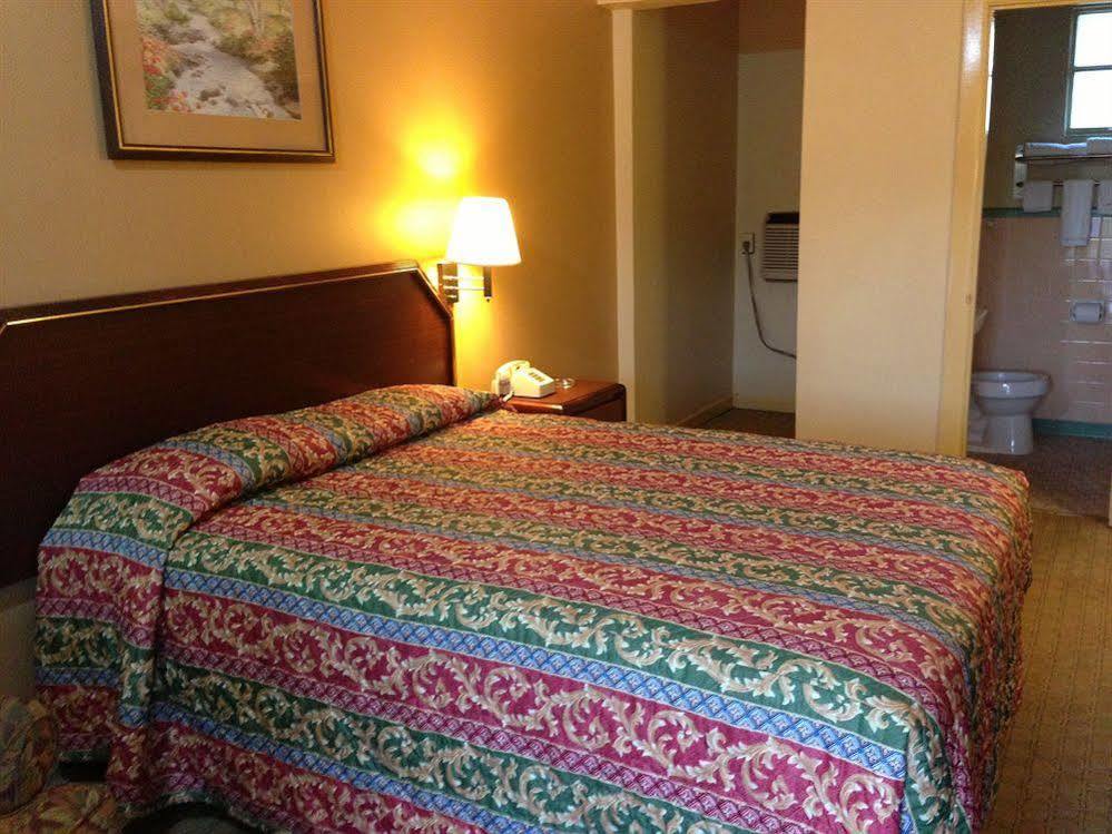 Super 8 By Wyndham Pensacola Nas Area Motel Beach Haven Dış mekan fotoğraf